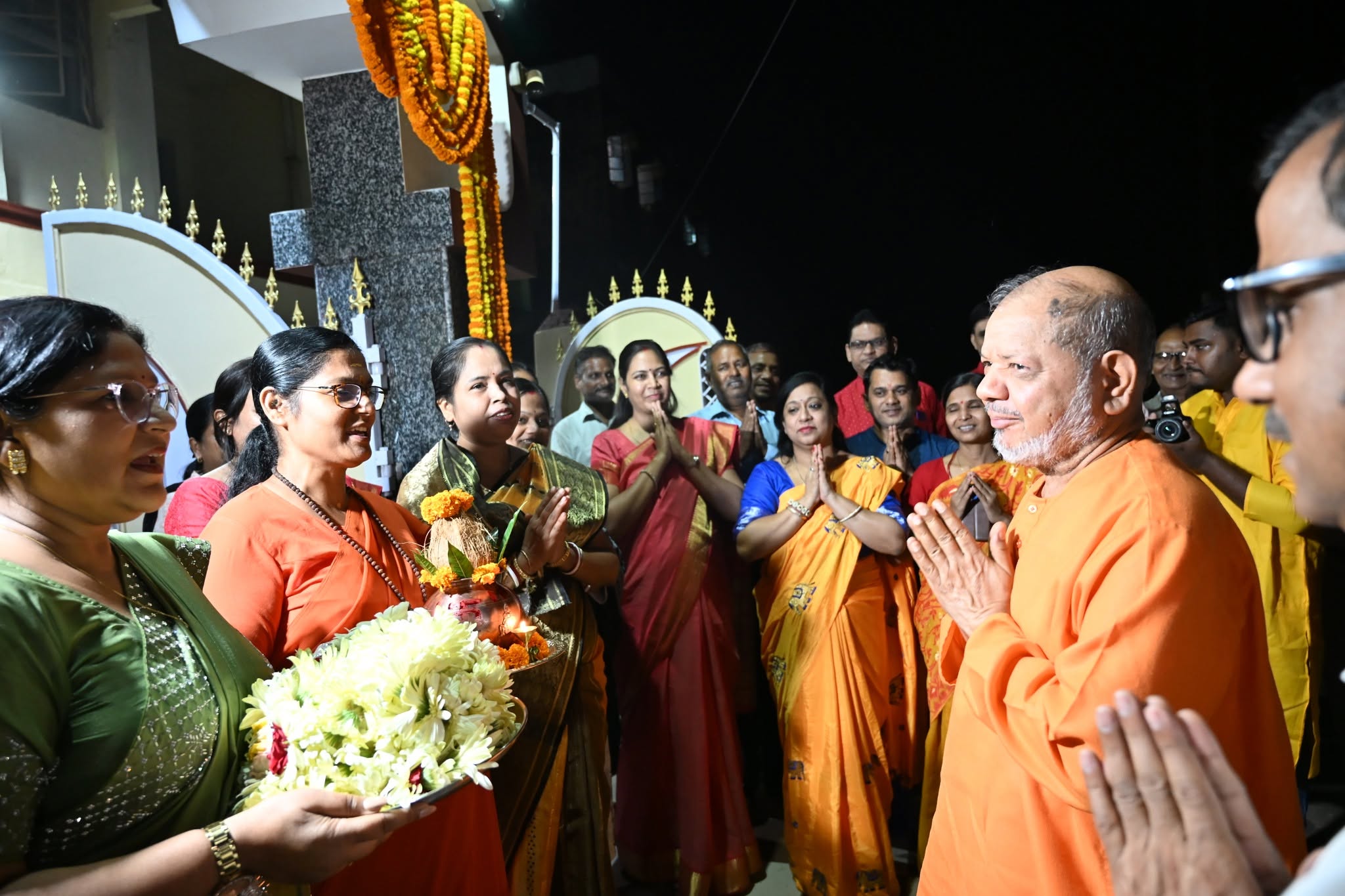 Receiving Guruji Swami Tejomayananda Saraswati Ji at Chinmaya Mission Bokaro